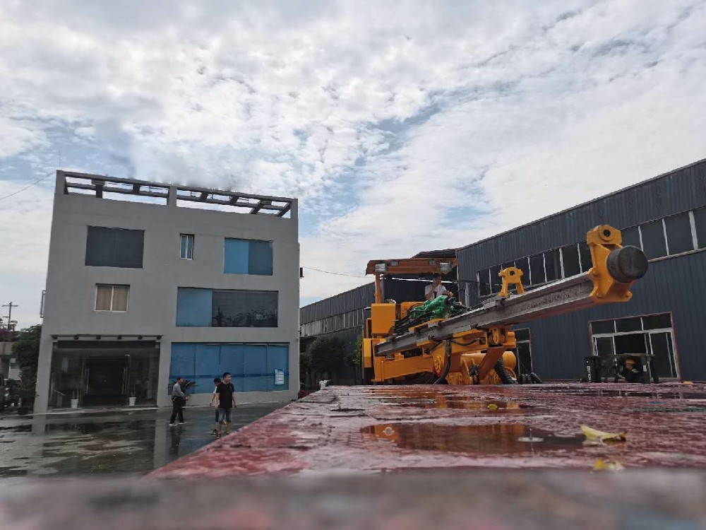 DW551助力欒盧高速建設(shè)